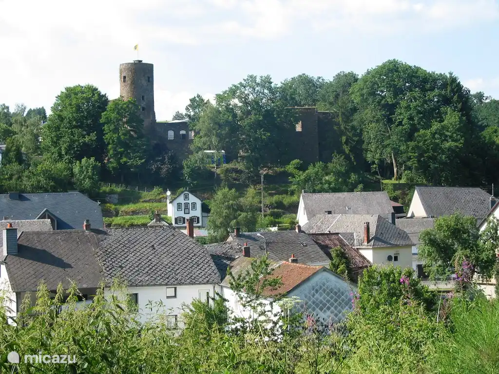 Burg Reuland avec les ruines du château