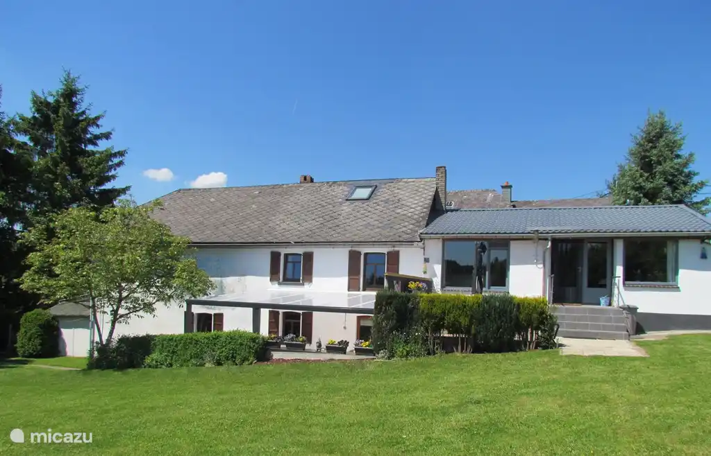 Vue arrière avec jardin