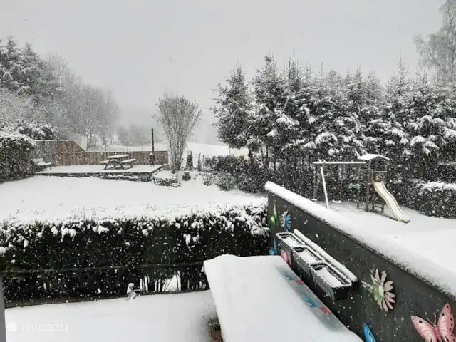 Koekehuis Boven huren in België, Ardennen, Burg-Reuland - gîte / cottage Winters tafereel vanuit de woonkamer en keuken
