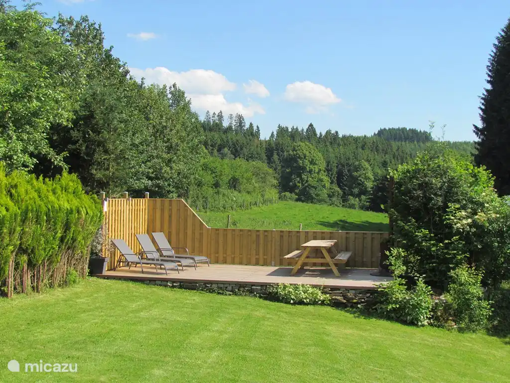 Terrasse ensoleillée avec vue panoramique