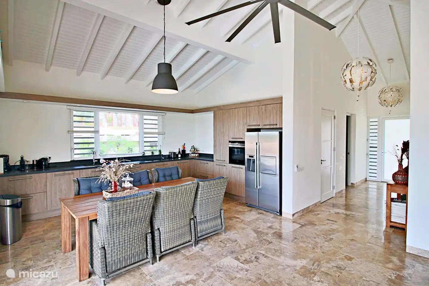 cuisine et table à manger