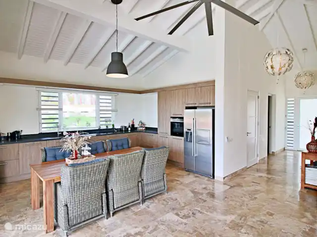 Nieuwe ruime woning met zeezicht huren in Curaçao, Curacao-Midden, Blue Bay - villa keuken en eettafel