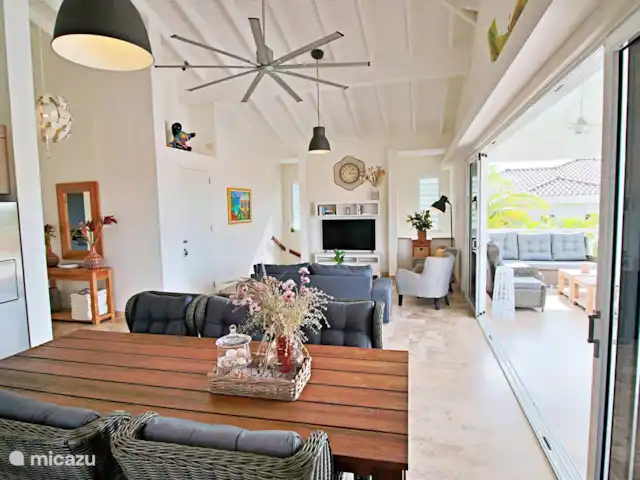 Nieuwe ruime woning met zeezicht huren in Curaçao, Curacao-Midden, Blue Bay - villa woonkamer