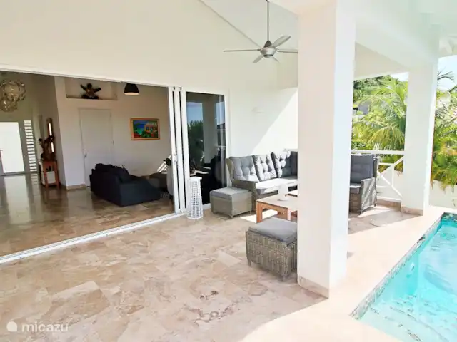 Nieuwe ruime woning met zeezicht huren in Curaçao, Curacao-Midden, Blue Bay - villa buiten porch