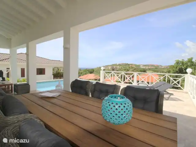 Nieuwe ruime woning met zeezicht huren in Curaçao, Curacao-Midden, Blue Bay - villa Eettafel buiten