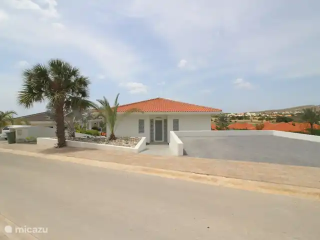Nieuwe ruime woning met zeezicht huren in Curaçao, Curacao-Midden, Blue Bay - villa Vooraanzicht woning