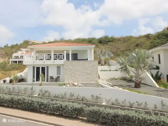 Nieuwe ruime woning met zeezicht huren in Curaçao, Curacao-Midden, Blue Bay - villa Vooraanzicht woning
