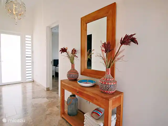 Nieuwe ruime woning met zeezicht huren in Curaçao, Curacao-Midden, Blue Bay - villa gang bij voordeur