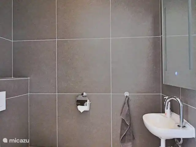 Nieuwe ruime woning met zeezicht huren in Curaçao, Curacao-Midden, Blue Bay - villa gasten toilet boven