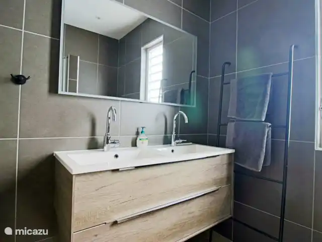 Nieuwe ruime woning met zeezicht huren in Curaçao, Curacao-Midden, Blue Bay - villa master badkamer