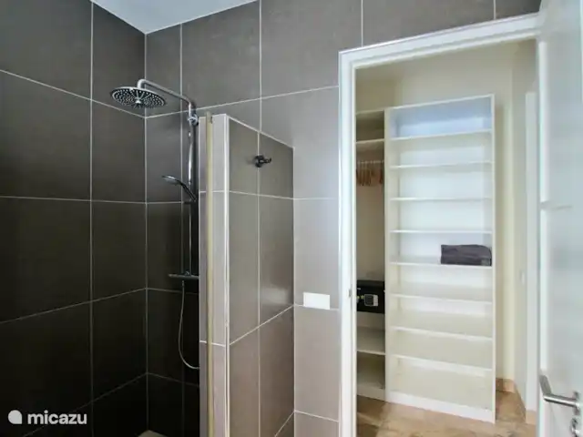 Nieuwe ruime woning met zeezicht huren in Curaçao, Curacao-Midden, Blue Bay - villa master badkamer