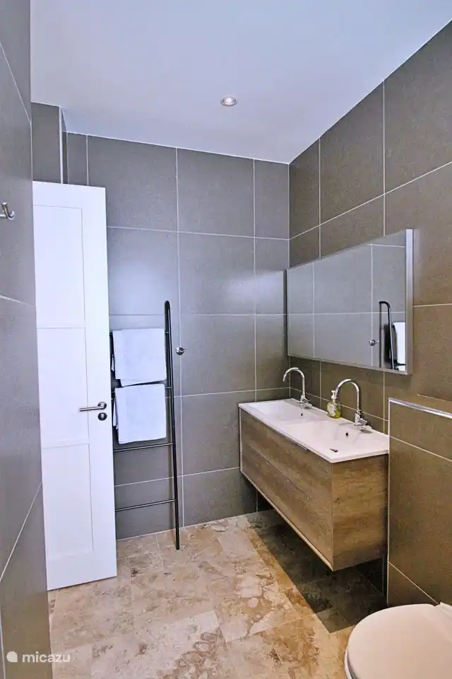 deuxième salle de bain à l'étage