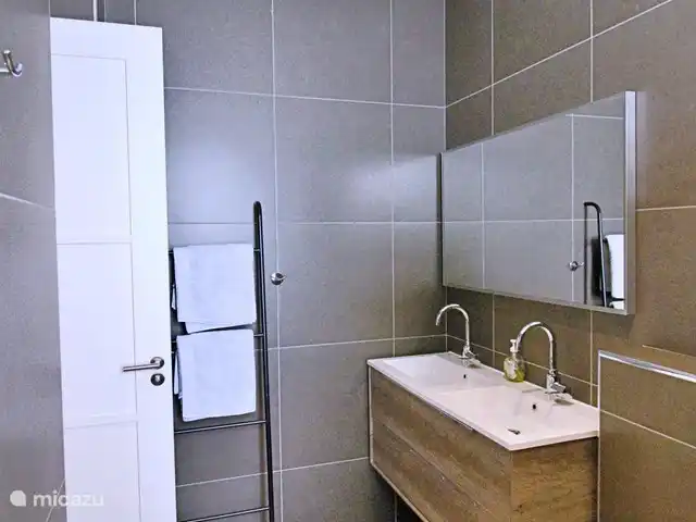 Nieuwe ruime woning met zeezicht huren in Curaçao, Curacao-Midden, Blue Bay - villa tweede badkamer boven