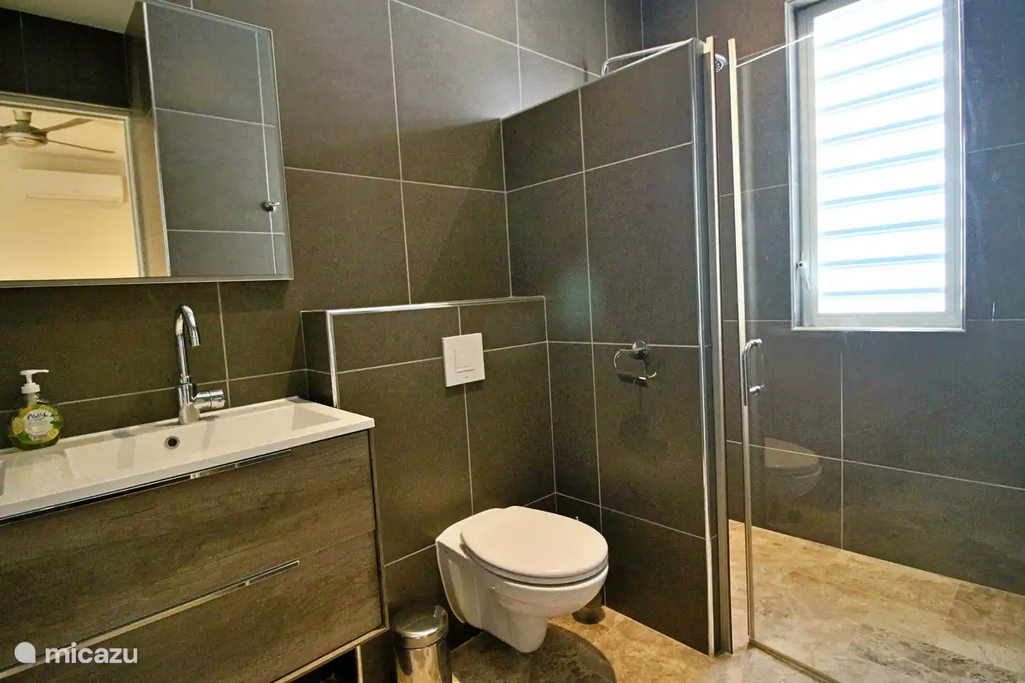 deuxième salle de bain à l'étage