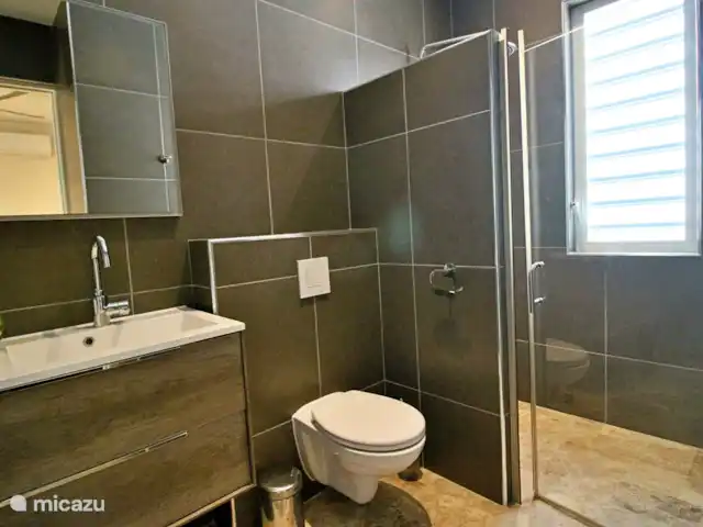 Nieuwe ruime woning met zeezicht huren in Curaçao, Curacao-Midden, Blue Bay - villa tweede badkamer boven