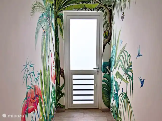 Nieuwe ruime woning met zeezicht huren in Curaçao, Curacao-Midden, Blue Bay - villa gang met muurschildering beneden