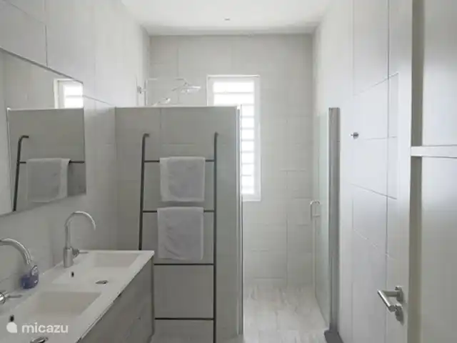 Nieuwe ruime woning met zeezicht huren in Curaçao, Curacao-Midden, Blue Bay - villa Badkamer onderverdieping