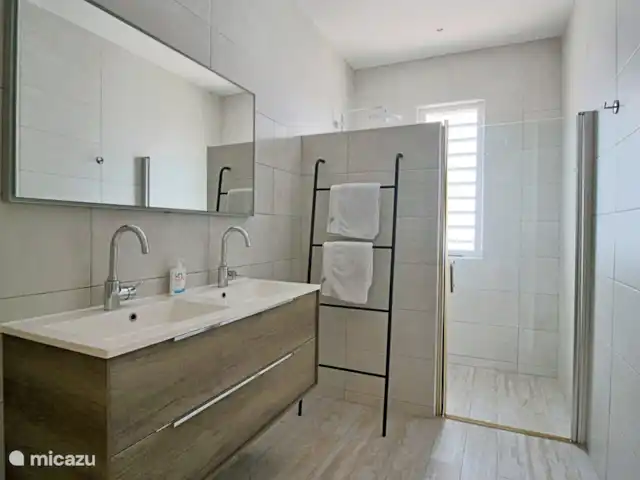Nieuwe ruime woning met zeezicht huren in Curaçao, Curacao-Midden, Blue Bay - villa badkamer beneden
