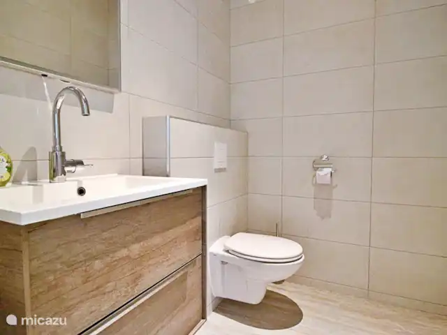Nieuwe ruime woning met zeezicht huren in Curaçao, Curacao-Midden, Blue Bay - villa toilet los van badkamer beneden