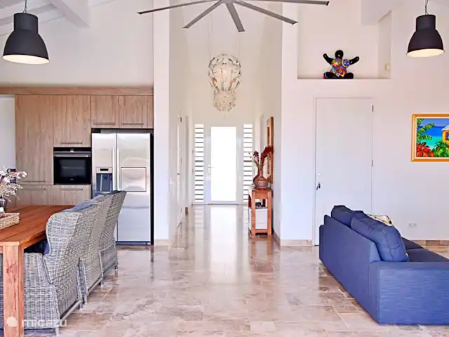 Nieuwe ruime woning met zeezicht huren in Curaçao, Curacao-Midden, Blue Bay - villa woonkamer