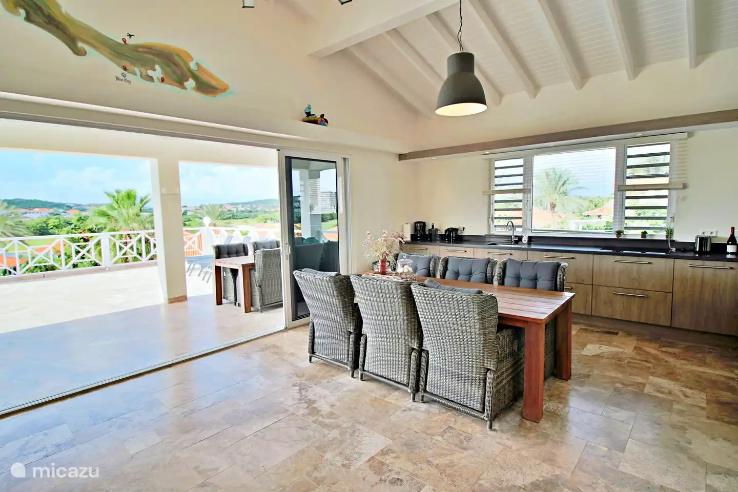 cuisine et porte coulissante vers l'extérieur