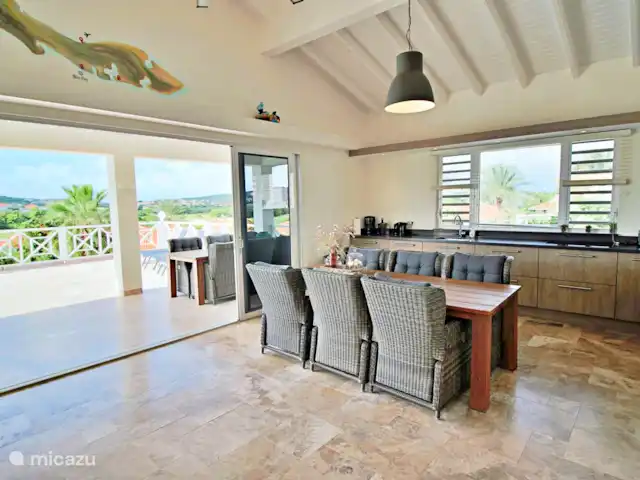 Nieuwe ruime woning met zeezicht huren in Curaçao, Curacao-Midden, Blue Bay - villa keuken en schuifdeur naar buiten