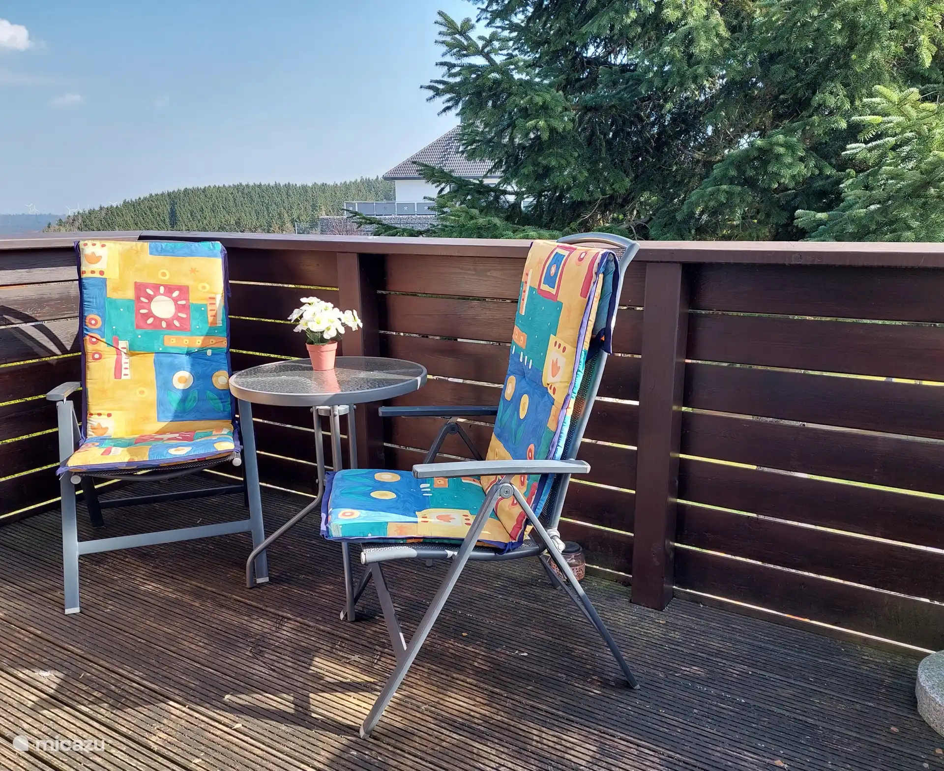 Der geräumige, sonnige Balkon mit verstellbaren Stühlen und einem Tisch. Schöne Aussicht... Und ein wunderbarer Ort zum Entspannen!