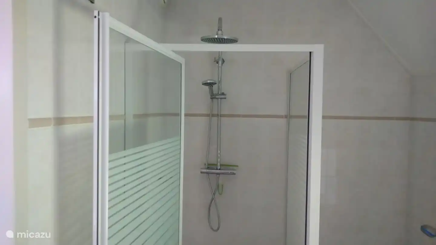 El baño tiene una maravillosa ducha de lluvia.