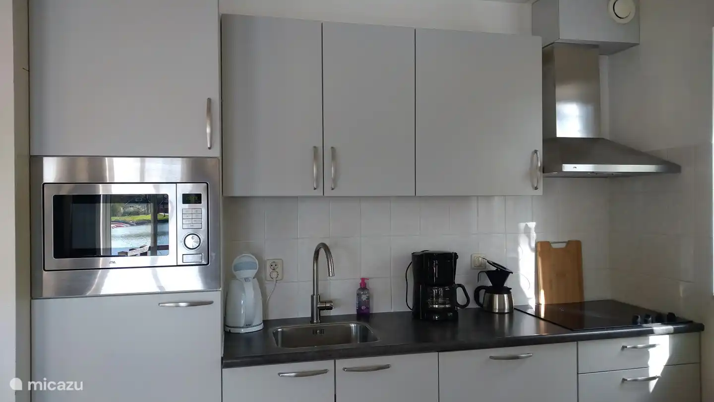 Se ha instalado una cocina nueva con lavavajillas, microondas combinado y cocina eléctrica. Además, tiene mucho espacio de almacenamiento y una gran combinación de frigorífico/congelador.