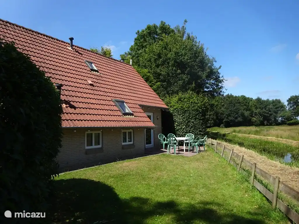 La terraza y detrás de la valla el Westerborkerstroom, adecuado como agua de pesca.