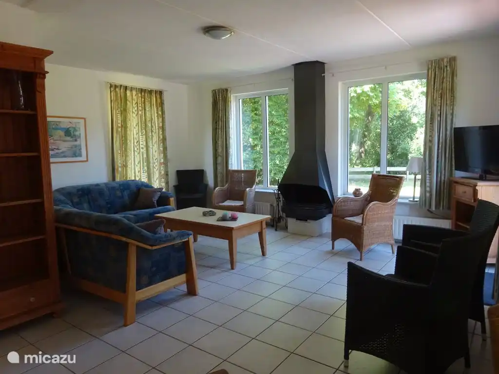 El amplio salón con la chimenea en el centro.