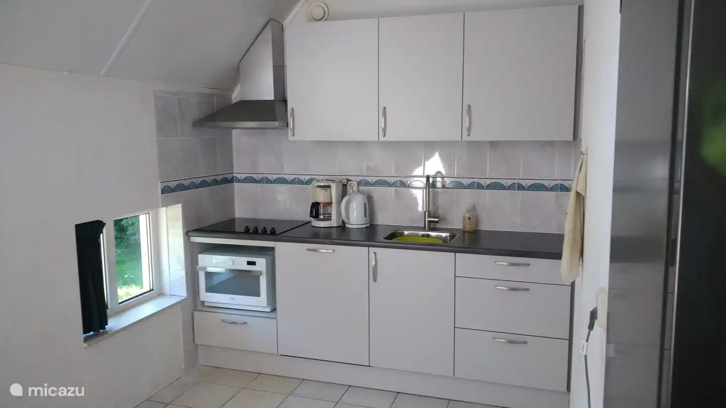 Una cocina compacta (a partir de 2021) con comedor. La cocina tiene lavavajillas, nevera grande independiente (con congelador) y microondas. Varios dispositivos están disponibles para la preparación de café.