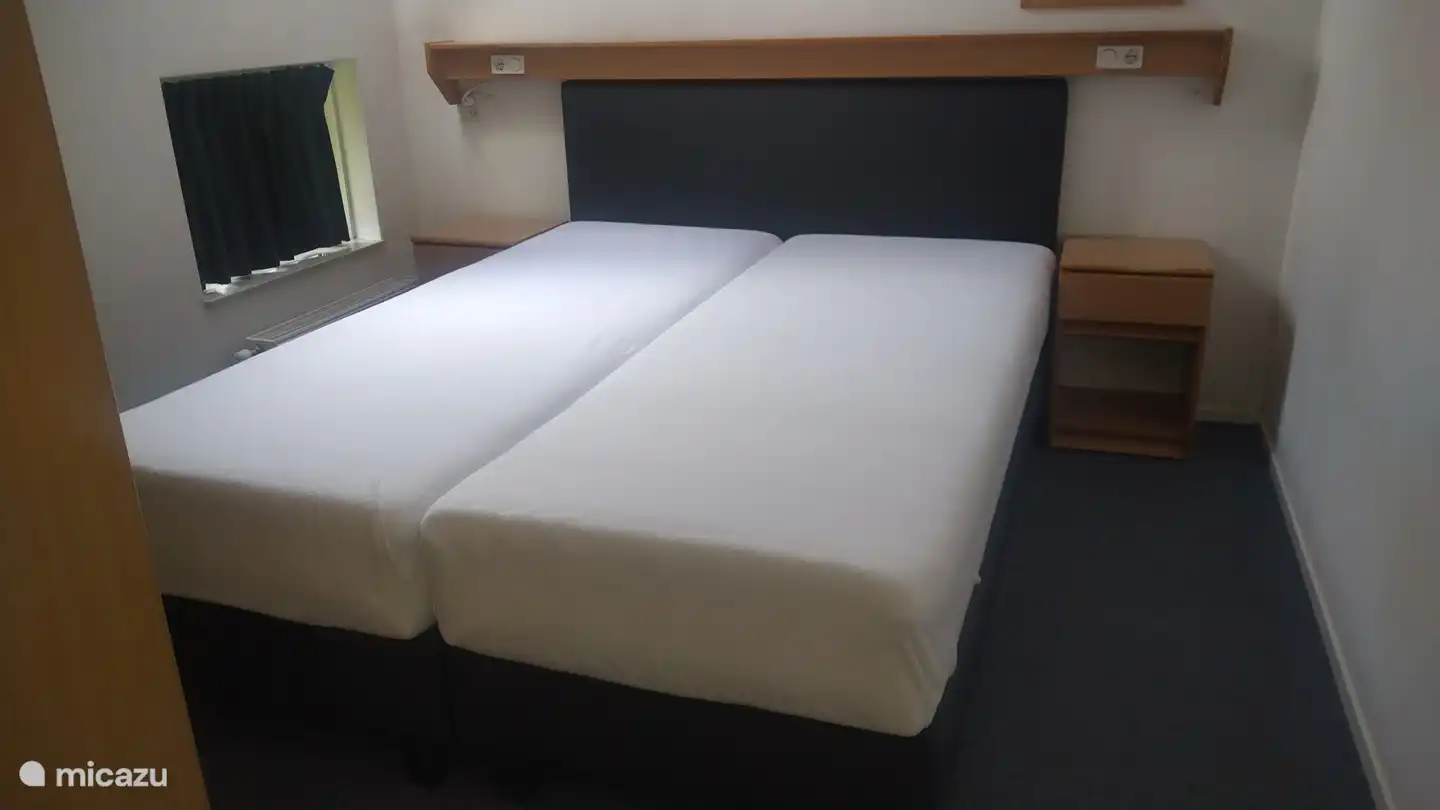 El dormitorio de la planta baja está equipado con camas con somier nuevas que se pueden unir si se desea y se pueden equipar con un topper. Las camas están equipadas con el llamado colchón de 7 zonas lleno de muelles ensacados, bueno para una excelente comodidad.