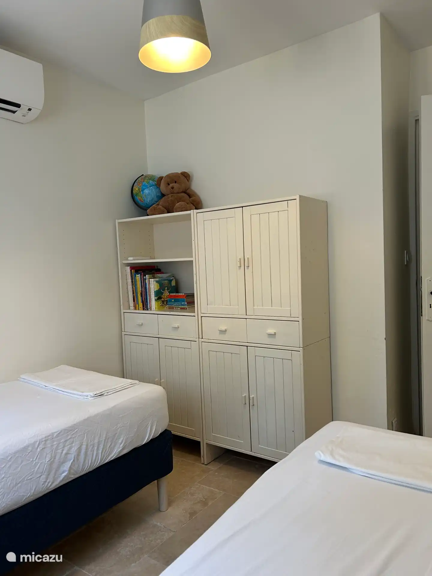 Slaapkamer 5, zicht vanuit het bed.  