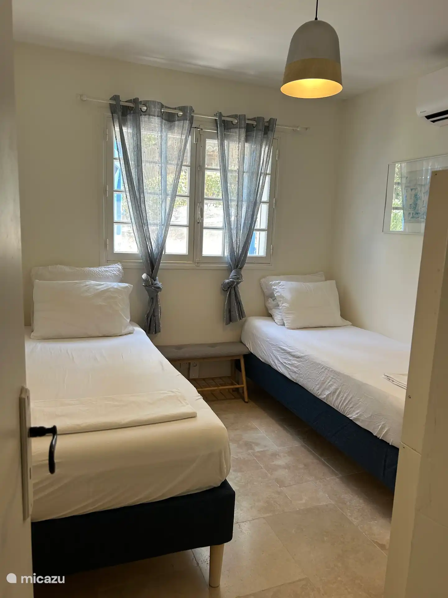 Slaapkamer 5, op de entresol, twee enkele bedden van 90*200. 