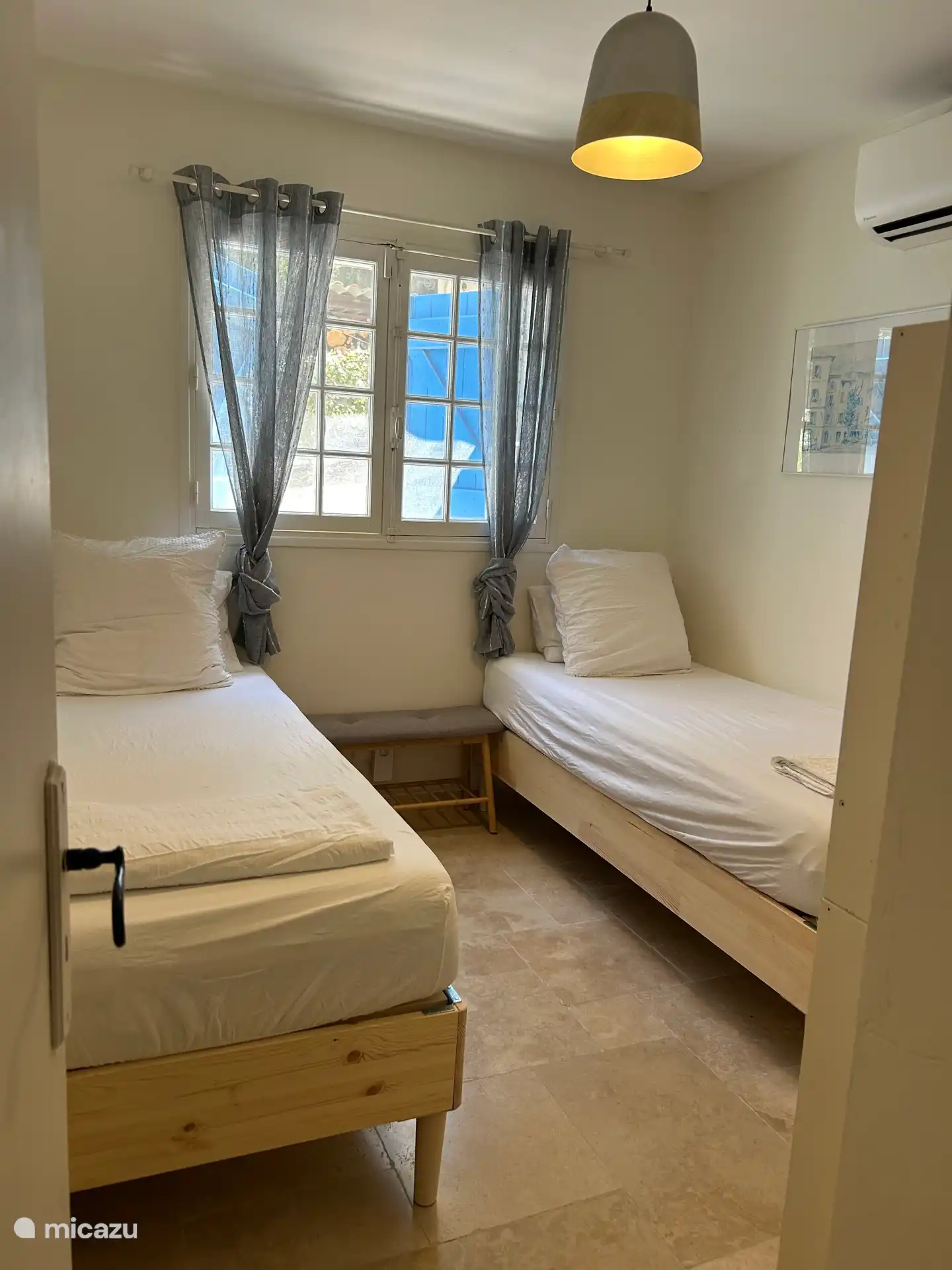 Slaapkamer 5: twee enkele bedden van 90*200 (Auping vivo matrassen).