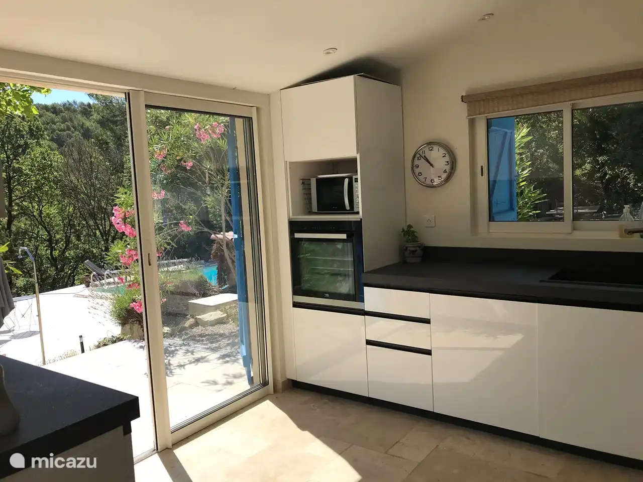 Von der Küche haben Sie direkten Zugang zur Terrasse und zum Pool.