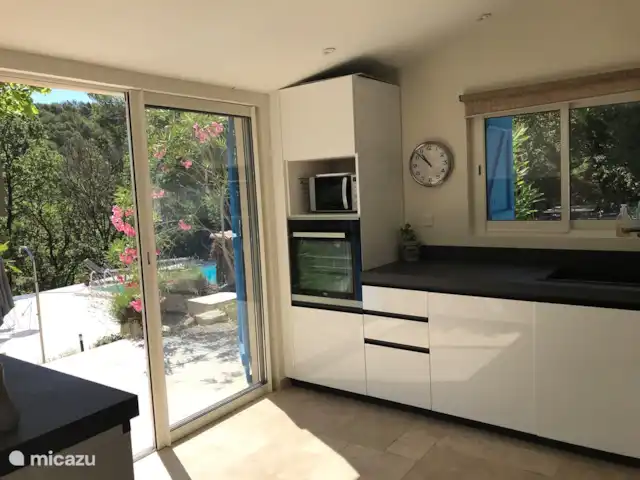 Villa Bellevue | France, Var, Sillans-la-Cascade - villa De la cuisine, vous avez un accès direct à la terrasse et à la piscine.