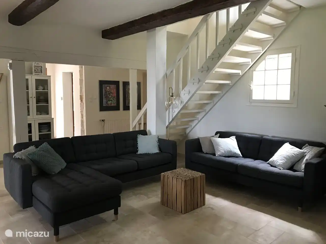 Wohnzimmer mit schönen neuen Sofas und holländischem und französischem Fernsehen.