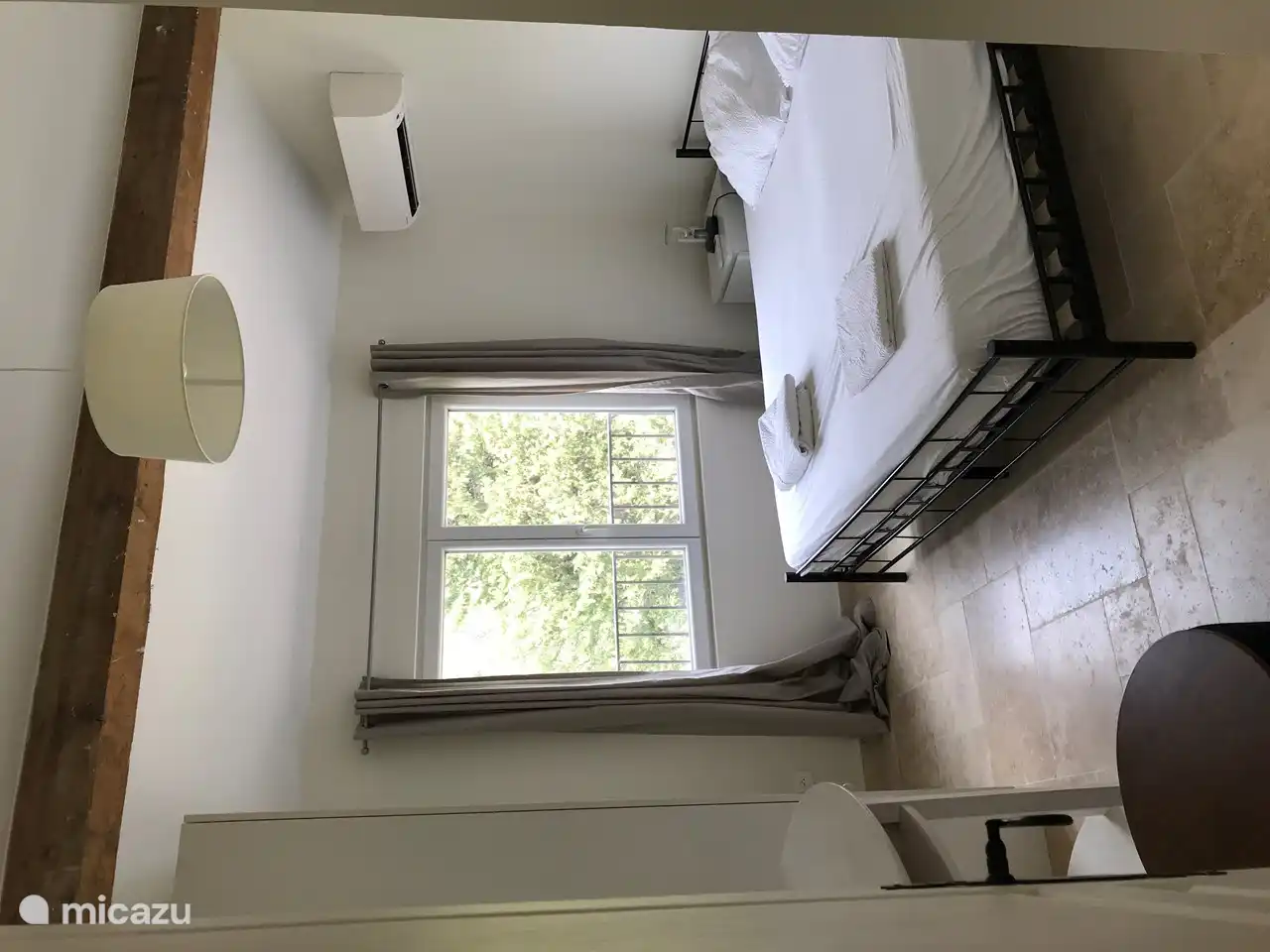 Schlafzimmer 2 (oben) 
Großes Doppelbett 180 * 200 cm 
Schlafen Sie gut auf luxuriösen Auping-Matratzen!