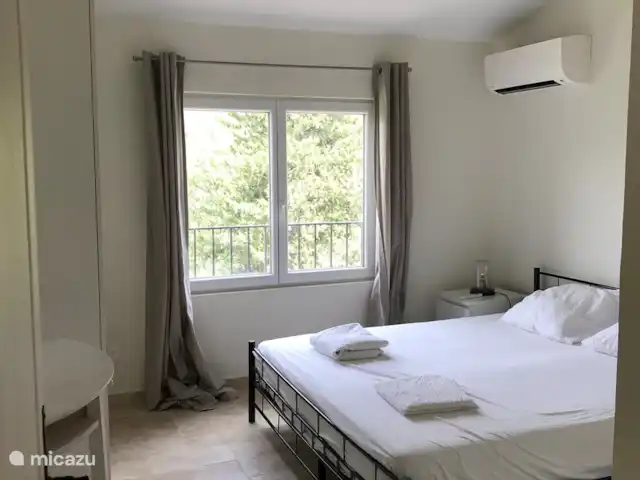 Villa Bellevue | France, Var, Sillans-la-Cascade - villa Chambre 2 (à l'étage)
Grand lit double de 180*200 cm
Dormez bien sur les luxueux matelas Auping !
