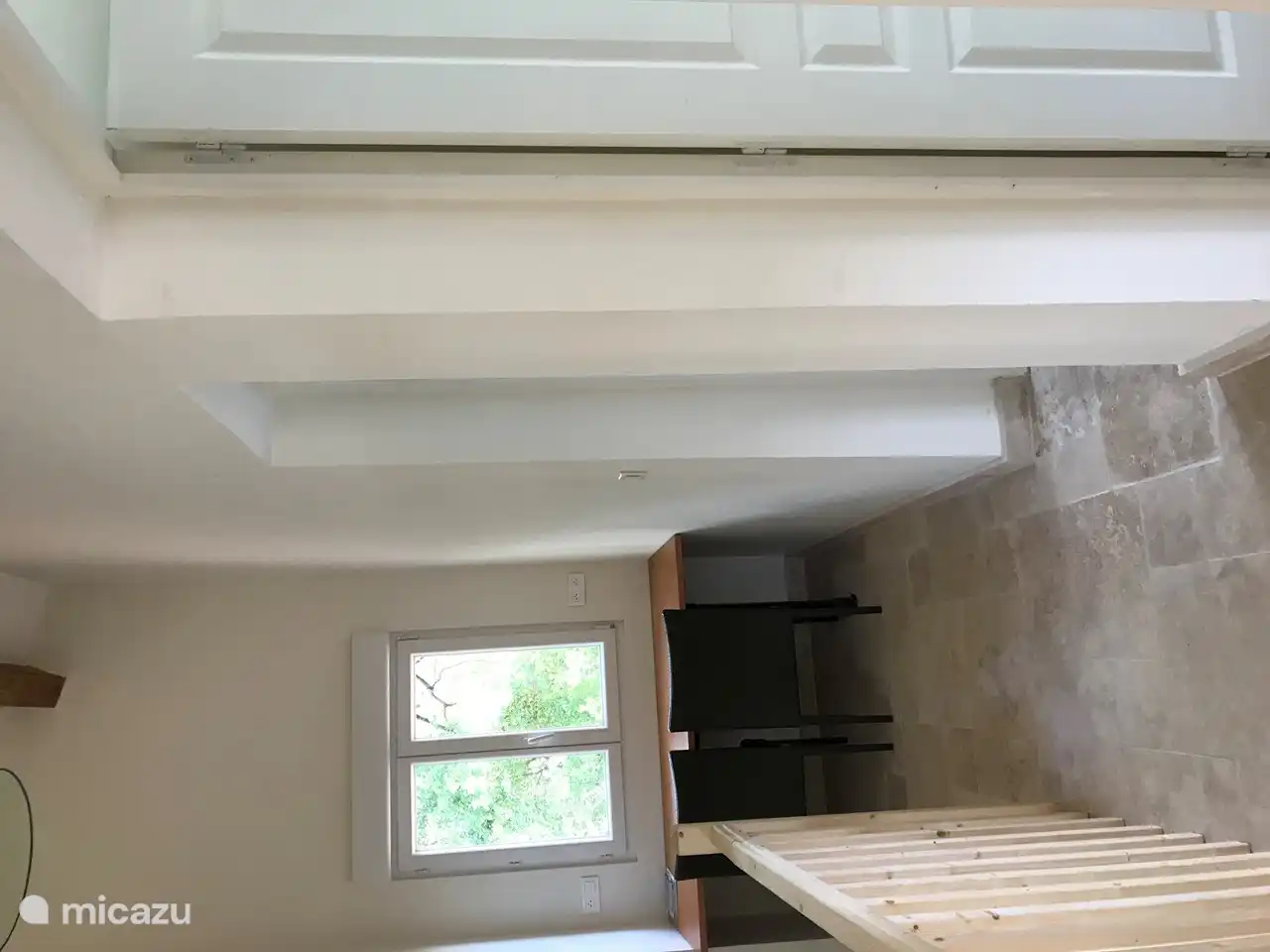 Im Flur im Obergeschoss befindet sich ein Arbeitsplatz.