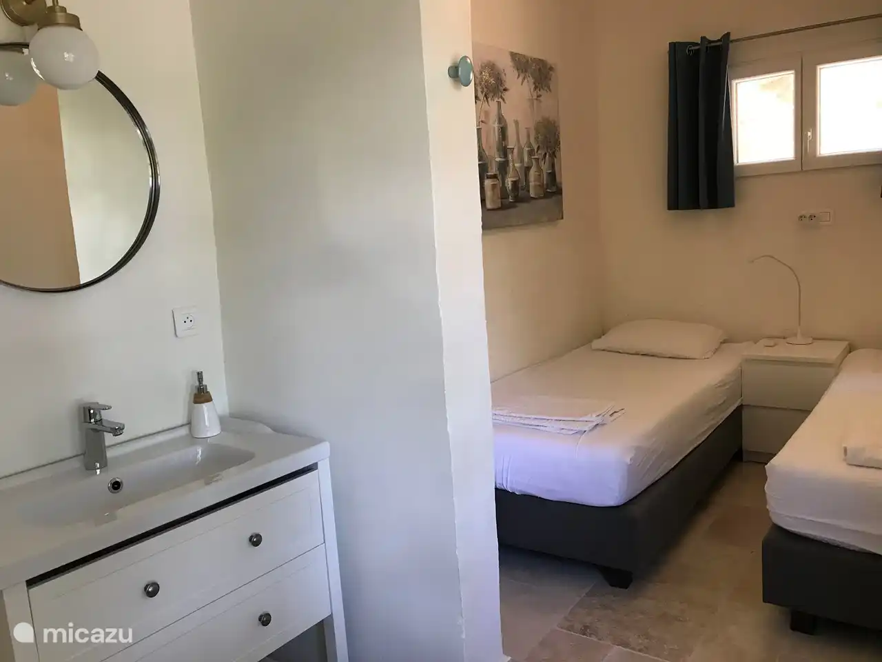 Schlafzimmer 4 (im Erdgeschoss) mit eigenem Waschbecken.
Boxspringbetten mit Auping-Matratzen 90 * 200
Diese Betten können auf Wunsch auch zusammengeschoben werden.

Schlafzimmer 5: Foto folgt.