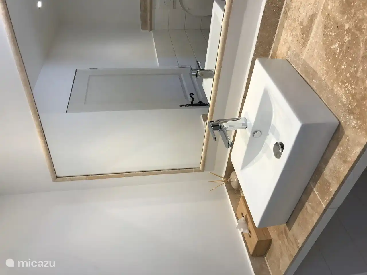 Neues Badezimmer (Frühjahr 2021) mit Dusche, WC und Waschbecken.