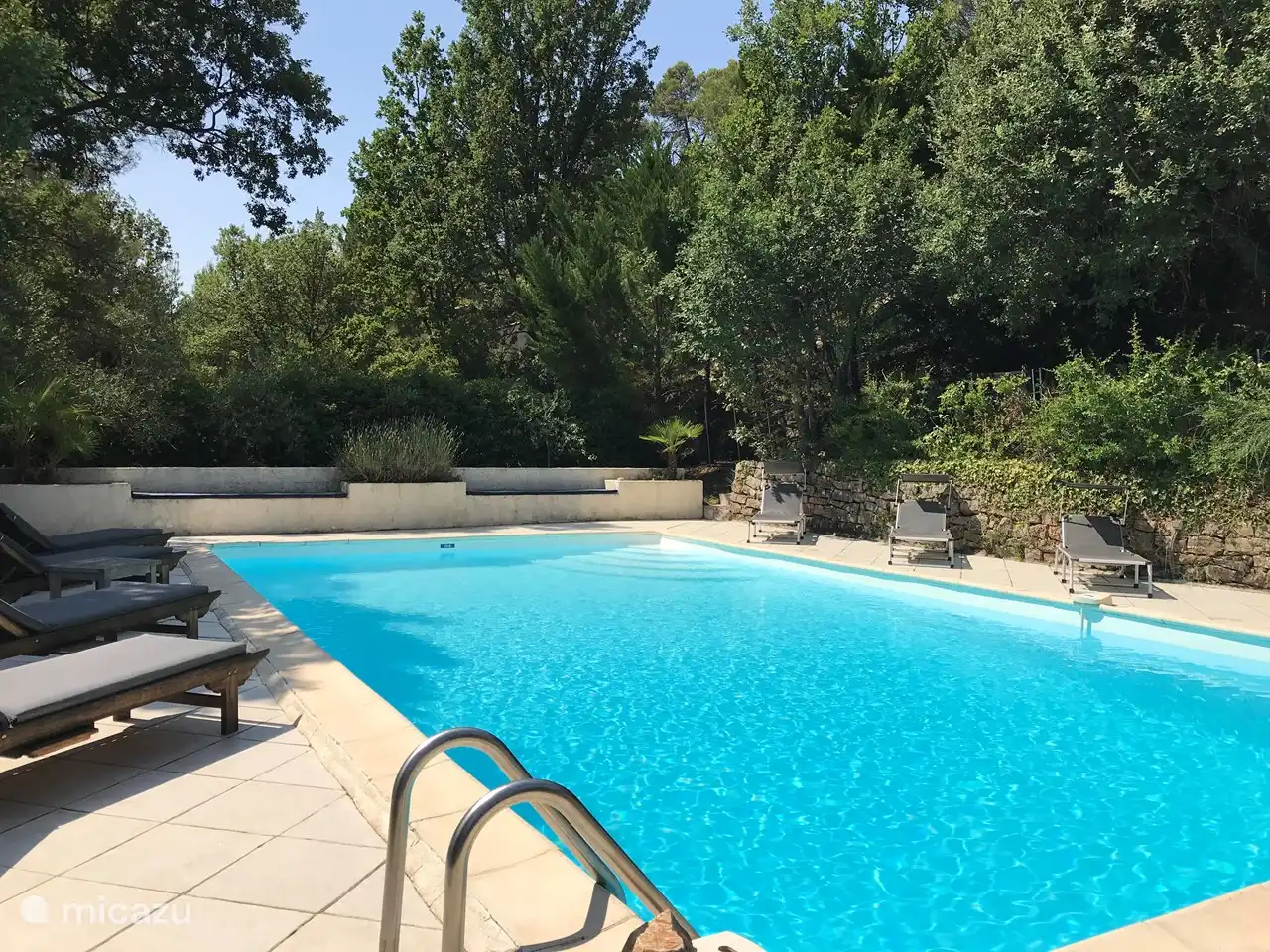 Beheiztes Schwimmbad 6x11 Meter. Die Tiefe reicht von 1,10m bis 2,40m. Kommen Sie mit kleinen Kindern? Dann können wir auf Wunsch einen Zaun platzieren.