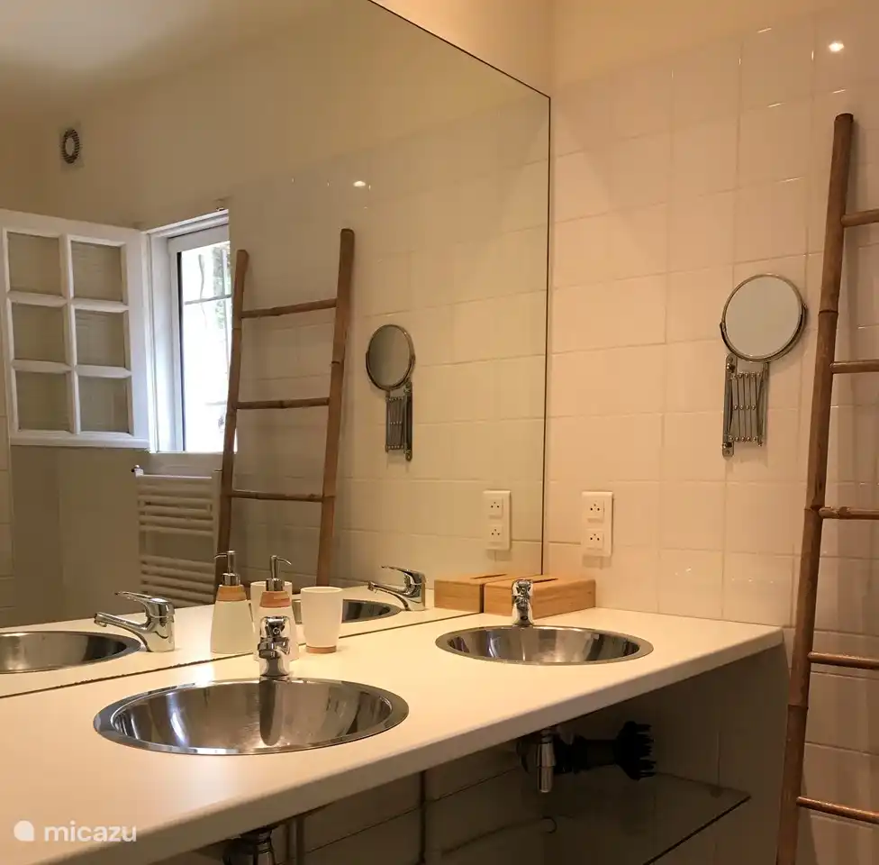 Badezimmer im Zwischengeschoss mit Dusche und Doppelwaschbecken.