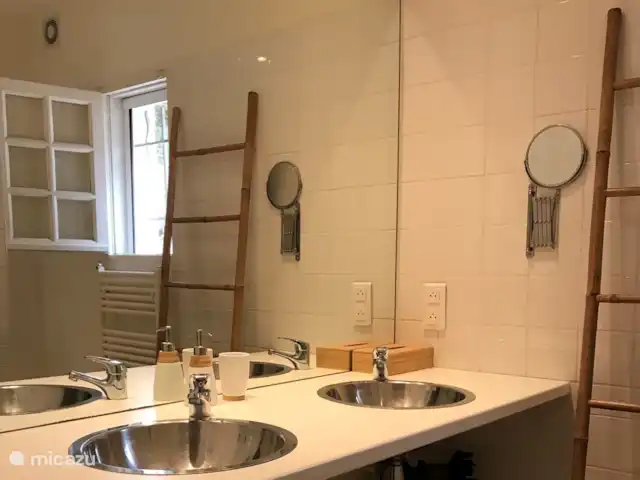 Villa Bellevue | France, Var, Sillans-la-Cascade - villa Salle de bain en mezzanine, avec douche et double vasque.