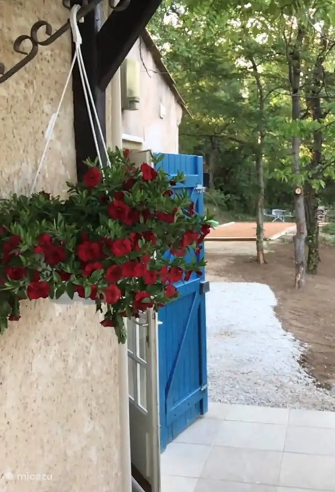 Blick von der Terrasse zum Spielplatz.