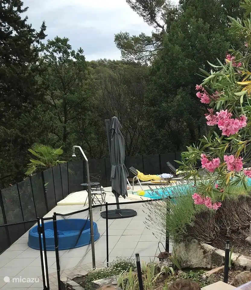 Wenn Sie mit kleinen Kindern kommen, die noch nicht schwimmen können, können wir diesen Zaun um den Pool herum platzieren. Für die Kleinen gibt es auch ein kleines Planschbecken.