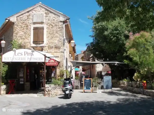 Villa Bellevue | France, Var, Sillans-la-Cascade - villa Sillans-la-Cascade n'est pas un grand village, mais il respire définitivement l'atmosphère provençale authentique. La boulangerie Les Pins est à 700 de la maison. Vous pouvez éventuellement marcher ici depuis le jardin.